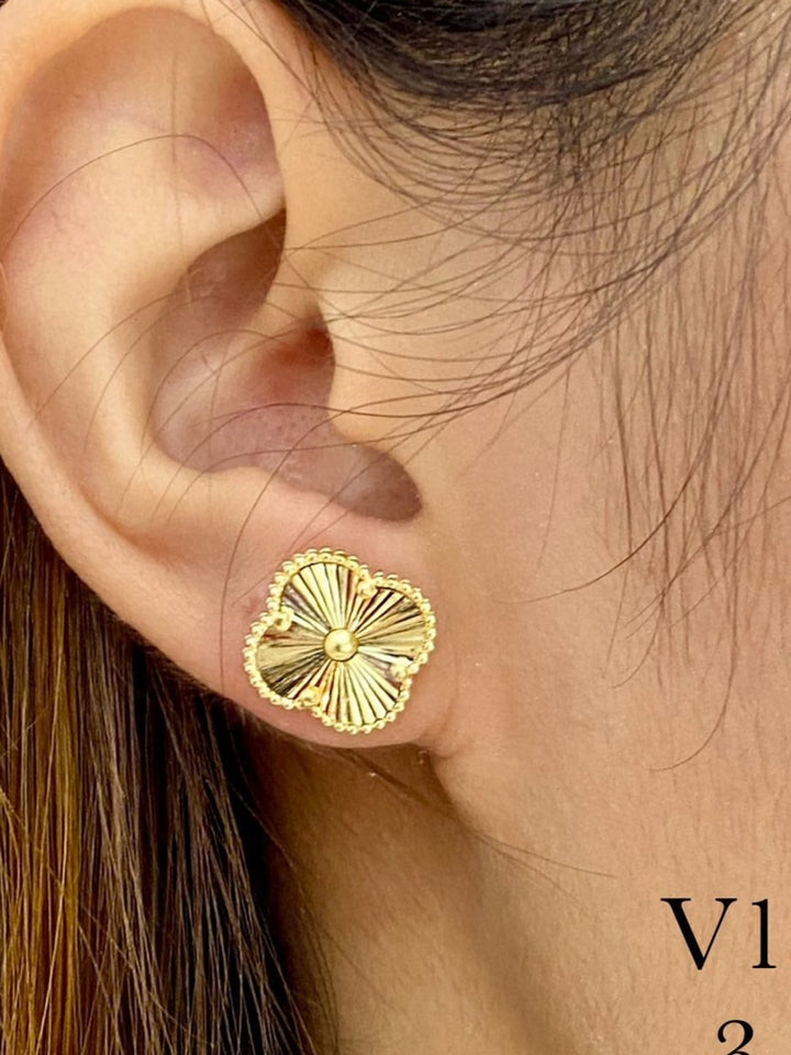 18K CLOVER STUD EARRING